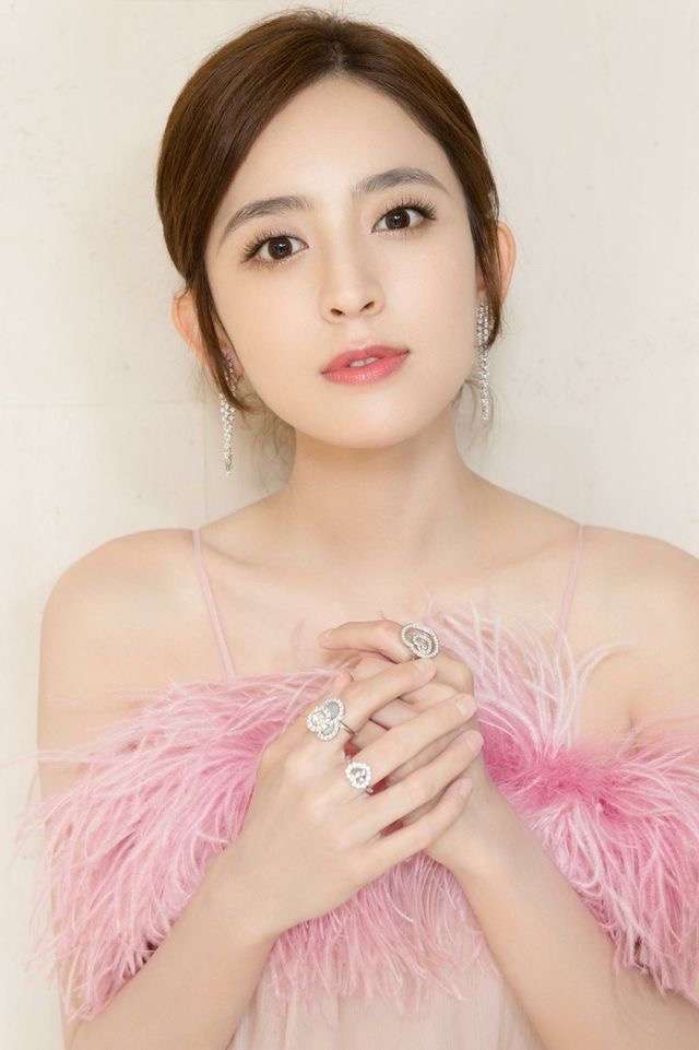 可愛い女性を見てしまう