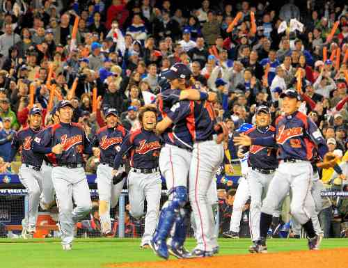国歌斉唱でニヤニヤする選手も！プレミア12野球日本代表に
