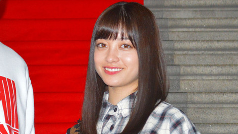 橋本環奈、茶髪&巻き髪の女子高生ルックがかわいすぎる!