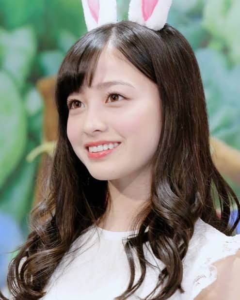 橋本環奈、茶髪&巻き髪の女子高生ルックがかわいすぎる!