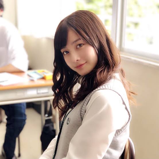 橋本環奈、茶髪&巻き髪の女子高生ルックがかわいすぎる!
