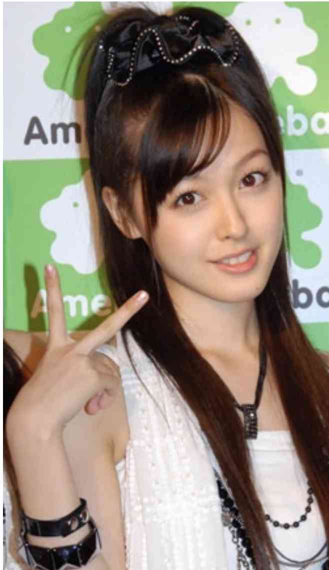 橋本環奈、茶髪&巻き髪の女子高生ルックがかわいすぎる!