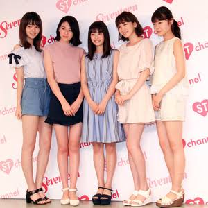 橋本環奈、茶髪&巻き髪の女子高生ルックがかわいすぎる!