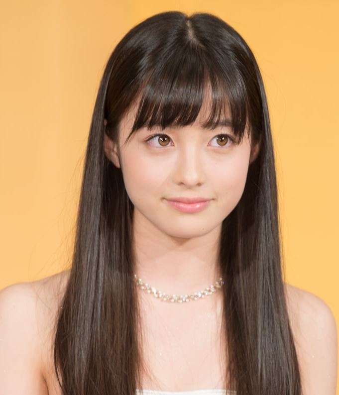 橋本環奈、茶髪&巻き髪の女子高生ルックがかわいすぎる!