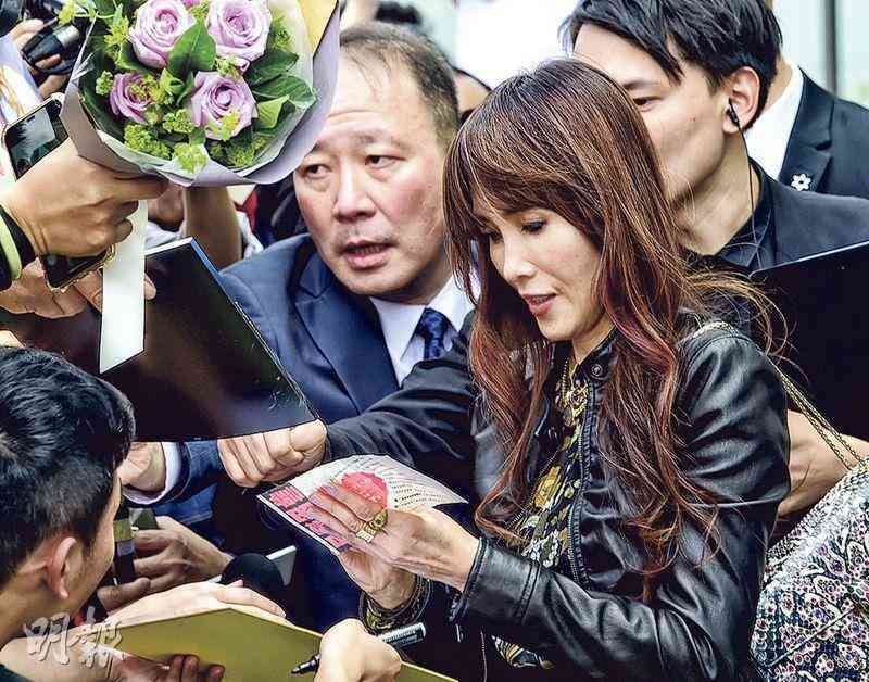 Koki, 艶やかなロングドレス姿を公開「ウットリするぐらい美しい」「ステキ」の声
