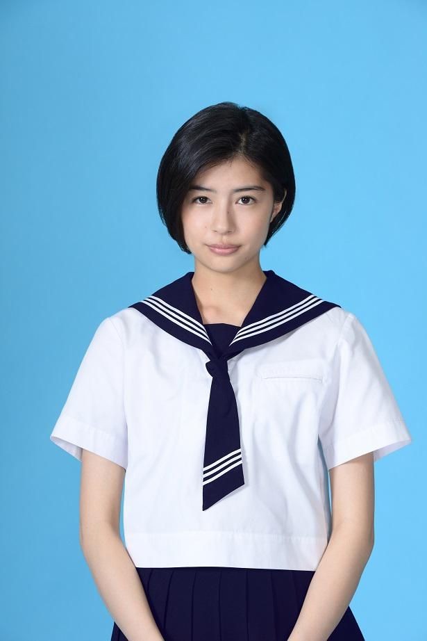 制服姿の女優