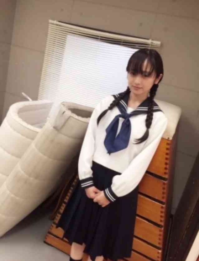 制服姿の女優