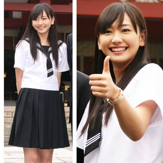 制服姿の女優