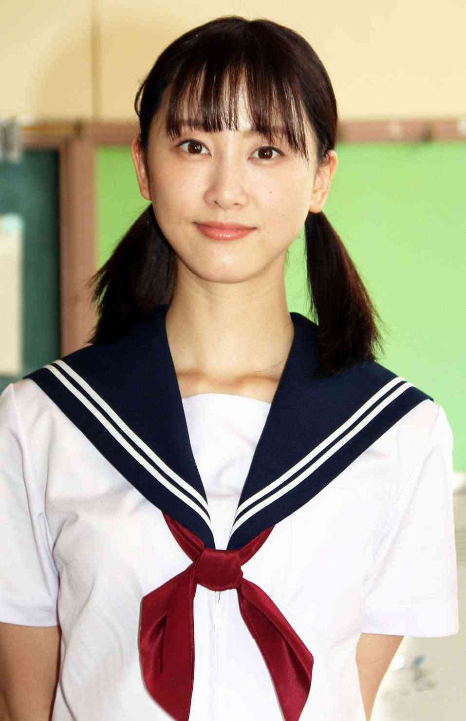制服姿の女優