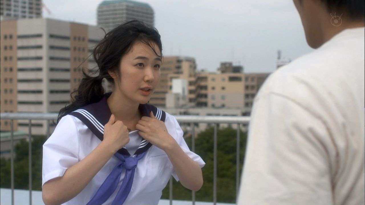 制服姿の女優