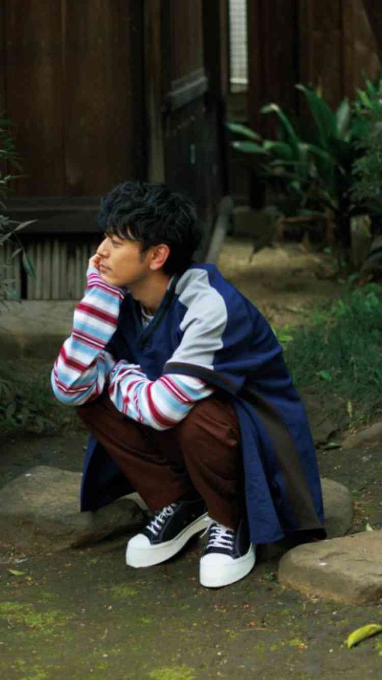 妻マイコは第一子出産間近　妻夫木聡が派手パンツで向かうロケ現場