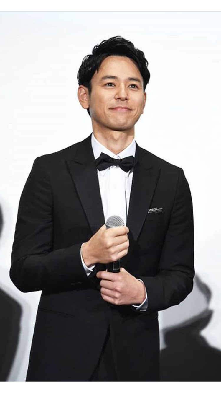 妻マイコは第一子出産間近　妻夫木聡が派手パンツで向かうロケ現場