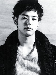 妻マイコは第一子出産間近　妻夫木聡が派手パンツで向かうロケ現場