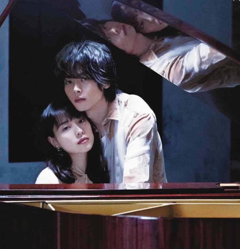 戸田恵梨香×中村倫也『プラスアクト』に登場 表紙&裏表紙の画像が初解禁 
