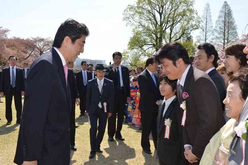 安倍首相が代表の選挙区支部 「桜を見る会」に旅費支出の疑い