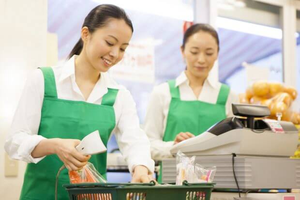 スーパーの店員さんに質問するトピ