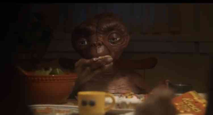 E.T.とエリオット少年が37年ぶりに再会!感動的な