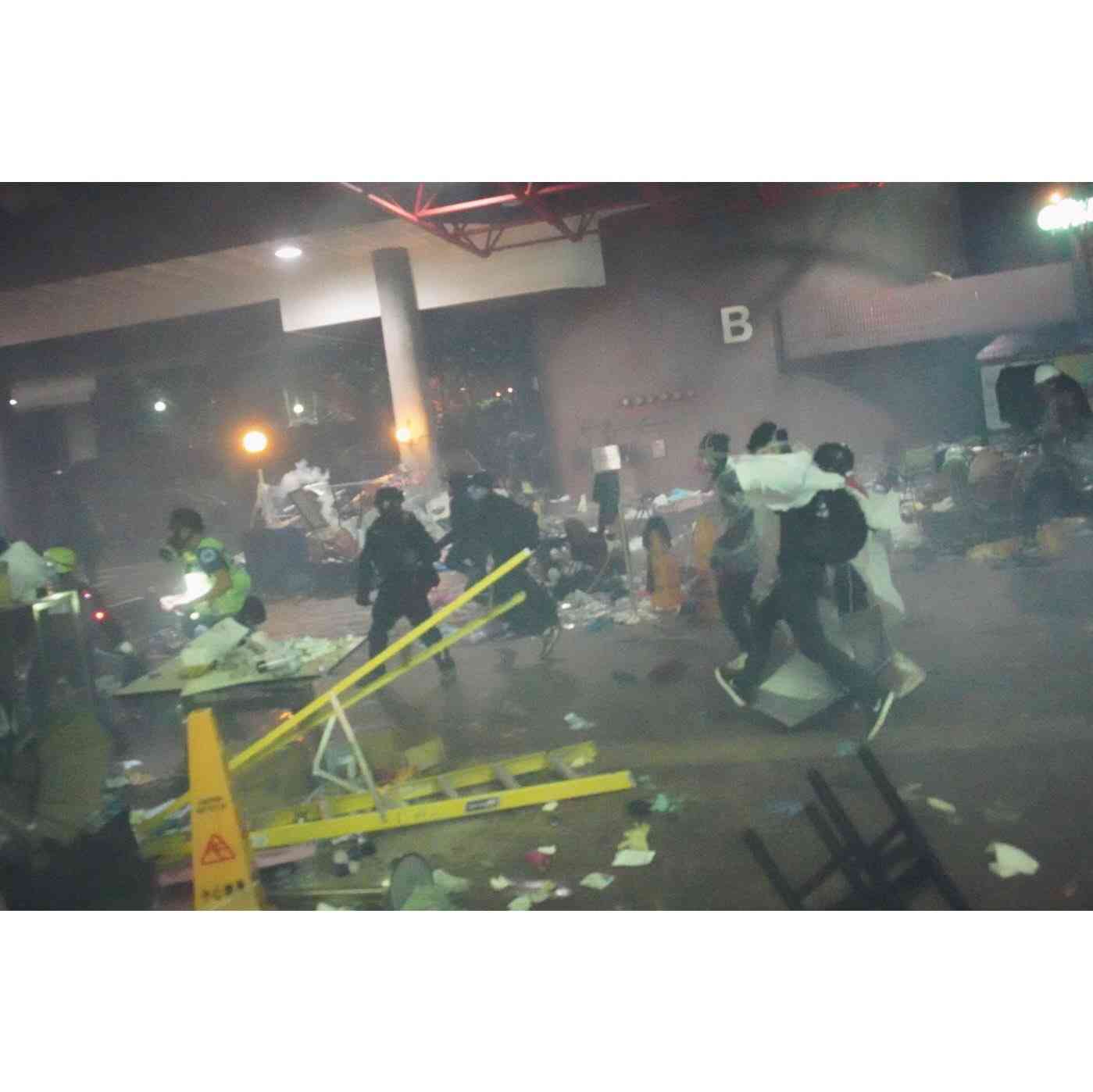 香港 市民と警察が衝突 東京農大生も身柄拘束