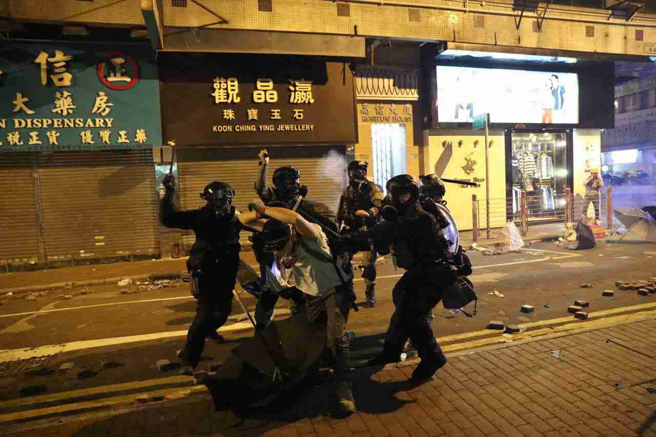 香港 市民と警察が衝突 東京農大生も身柄拘束