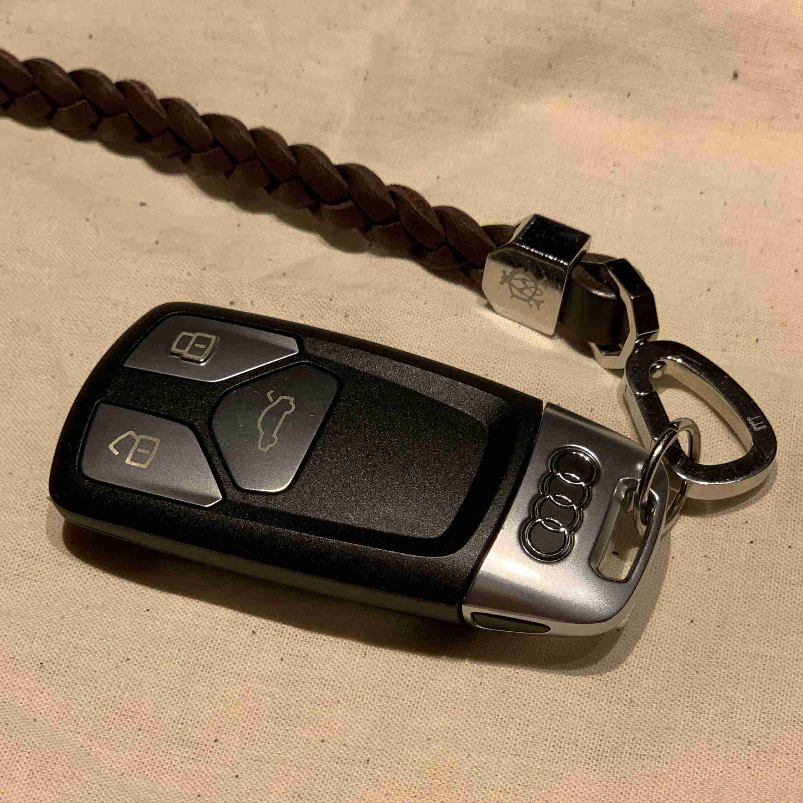 高級車に乗っている人、何かサービスは受けていますか？