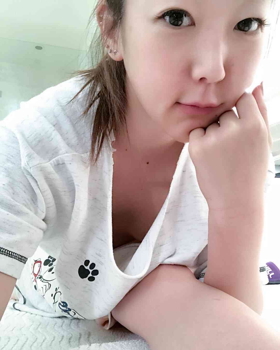浅田舞、美背中＆胸の谷間大胆露出のセクシーショットがまぶしい！