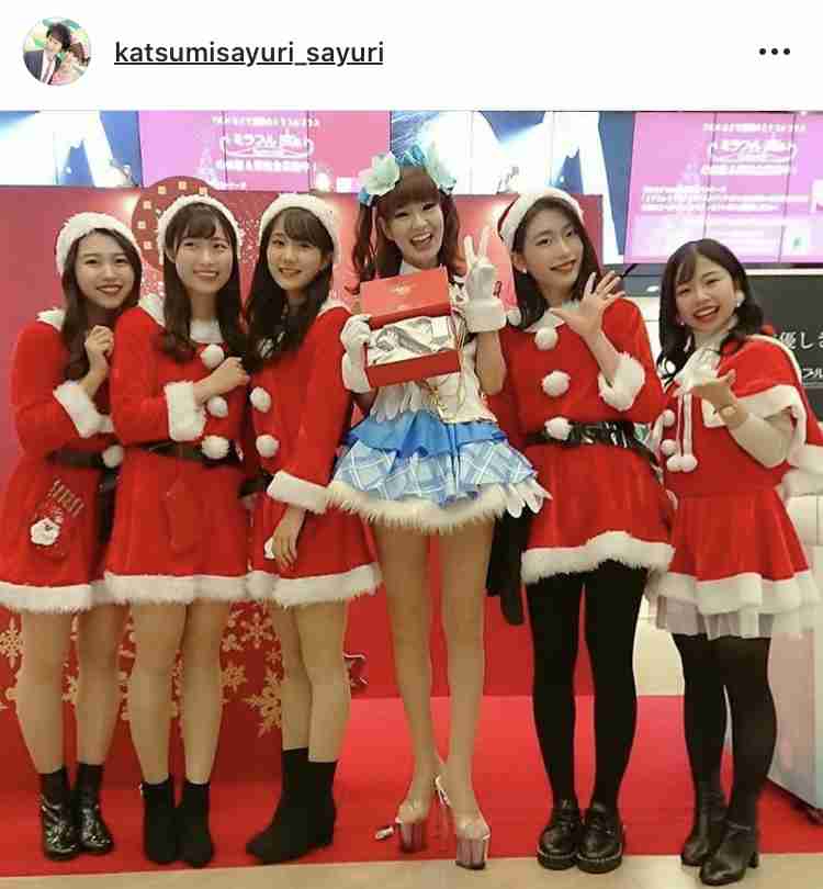 50歳さゆりの超ミニスカ美脚写真が話題　撮影は夫かつみ、ネットも「２次元レベル」