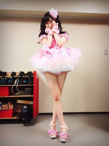 50歳さゆりの超ミニスカ美脚写真が話題　撮影は夫かつみ、ネットも「２次元レベル」