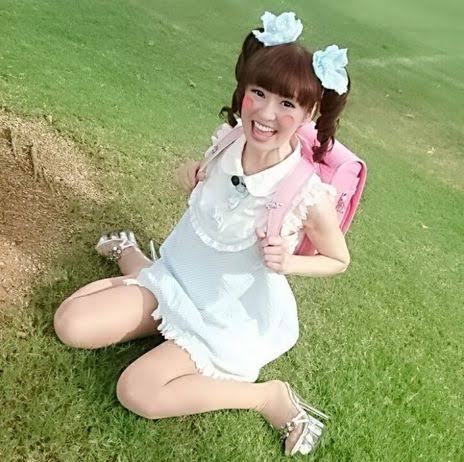 50歳さゆりの超ミニスカ美脚写真が話題　撮影は夫かつみ、ネットも「２次元レベル」