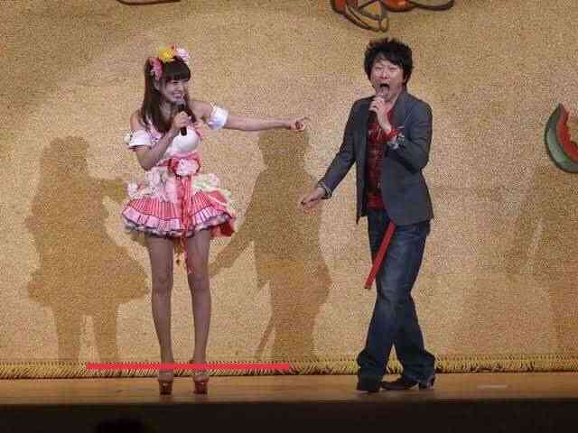 50歳さゆりの超ミニスカ美脚写真が話題　撮影は夫かつみ、ネットも「２次元レベル」
