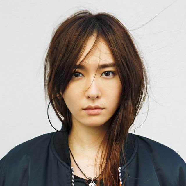 新垣結衣、7年ぶり渾身のビジュアルブックが写真集ランキング1位