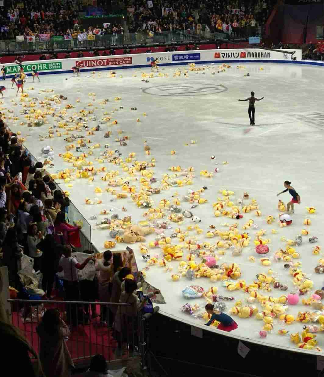 ＜羽生結弦選手＞40～50代女性向け美容誌の表紙に  「美の化身」「妖精」テーマに特集　特大ポスターも