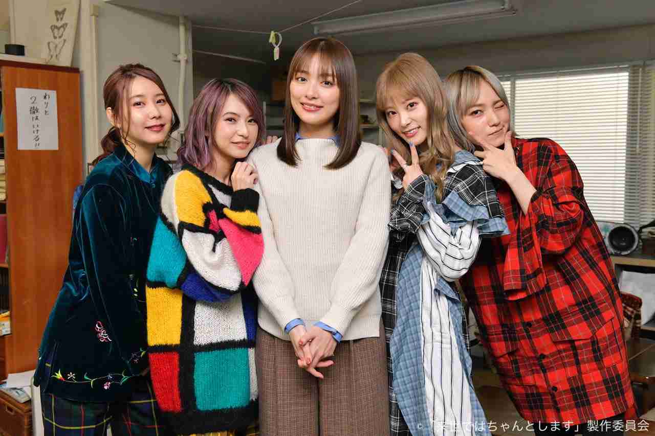 内田理央、透明感あふれる“美脚&妖精風”SHOTに絶賛の声!「めっちゃ細い」「可愛すぎて吹っ飛びました」