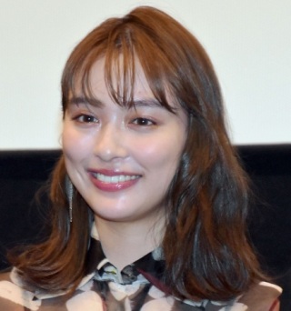 内田理央、透明感あふれる“美脚&妖精風”SHOTに絶賛の声!「めっちゃ細い」「可愛すぎて吹っ飛びました」
