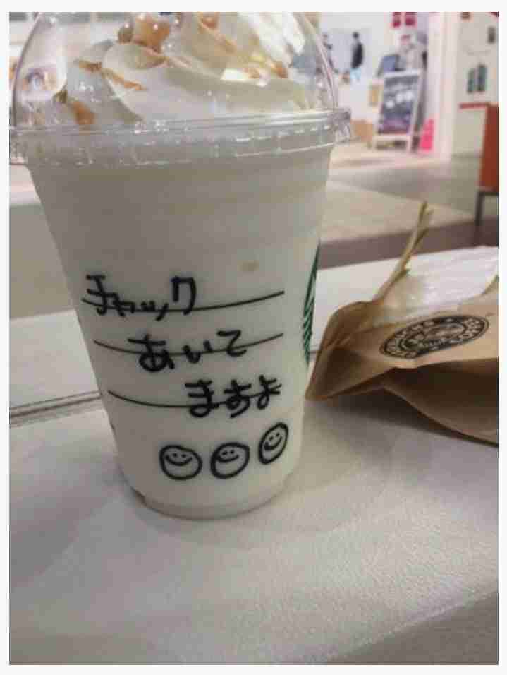 スタバでコーヒー注文の警官、「ブタ」と印字のカップ受け取る 米