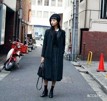 黒髪の前髪ぱっつん女性を貼るトピ