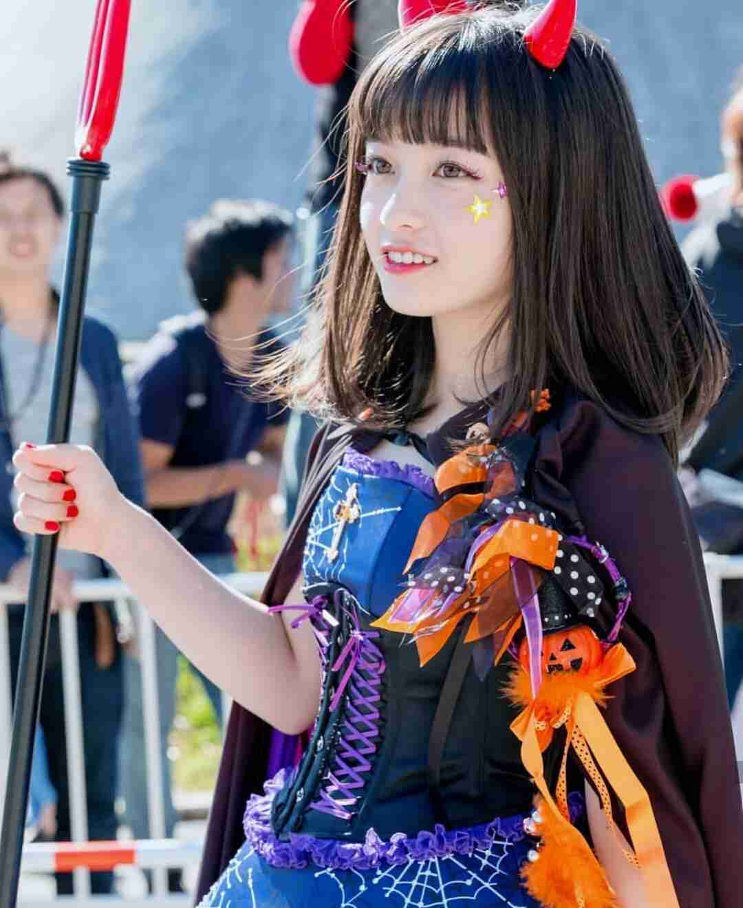 黒髪の前髪ぱっつん女性を貼るトピ