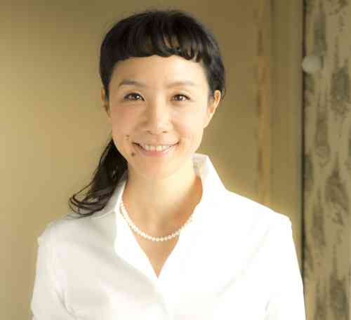 黒髪の前髪ぱっつん女性を貼るトピ