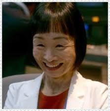 黒髪の前髪ぱっつん女性を貼るトピ