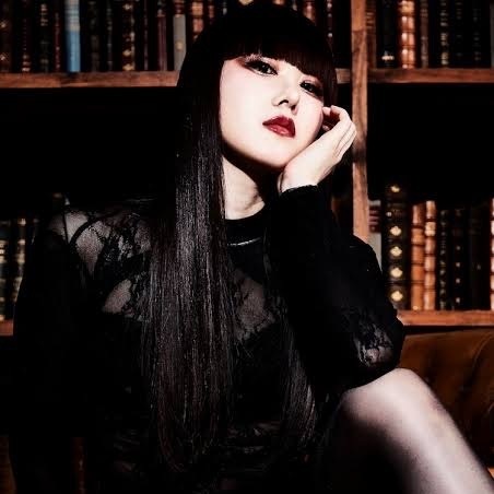 黒髪の前髪ぱっつん女性を貼るトピ