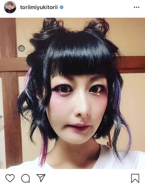 黒髪の前髪ぱっつん女性を貼るトピ