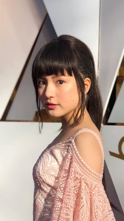 黒髪の前髪ぱっつん女性を貼るトピ