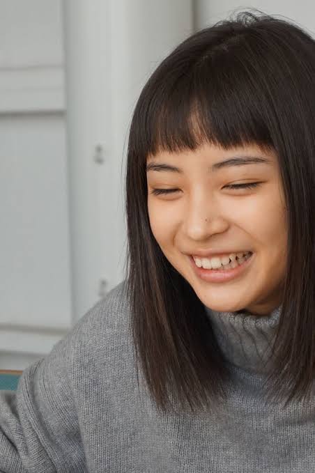 黒髪の前髪ぱっつん女性を貼るトピ