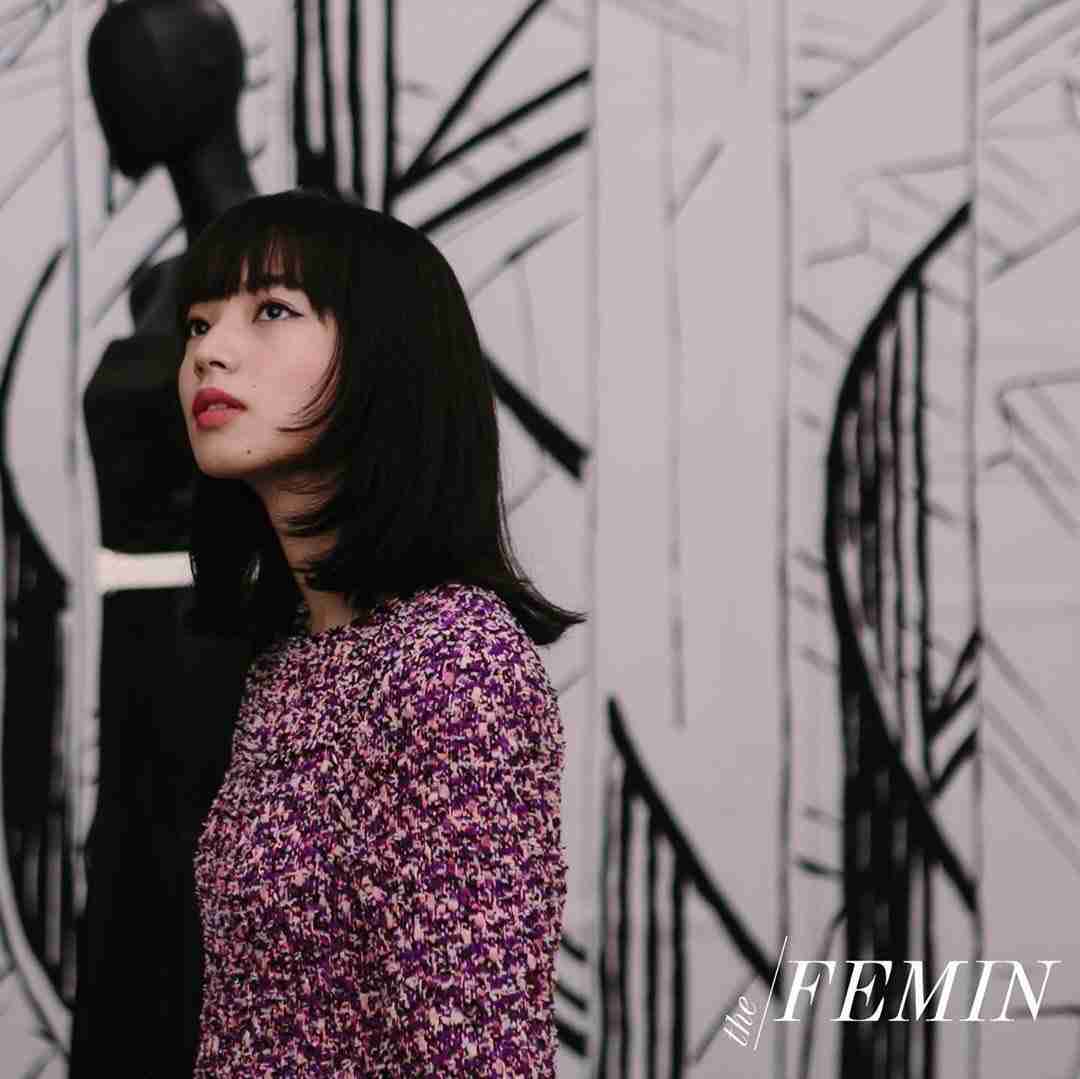 黒髪の前髪ぱっつん女性を貼るトピ