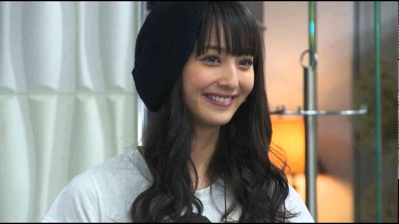 黒髪の前髪ぱっつん女性を貼るトピ