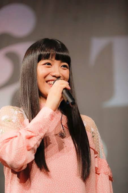 黒髪の前髪ぱっつん女性を貼るトピ