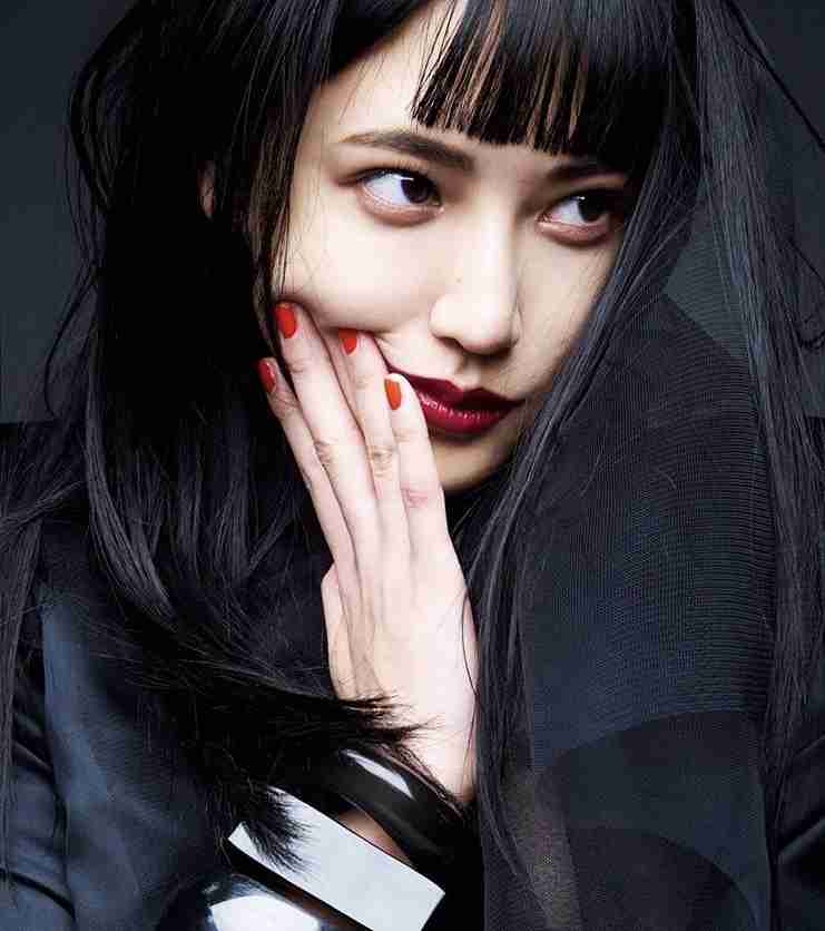黒髪の前髪ぱっつん女性を貼るトピ