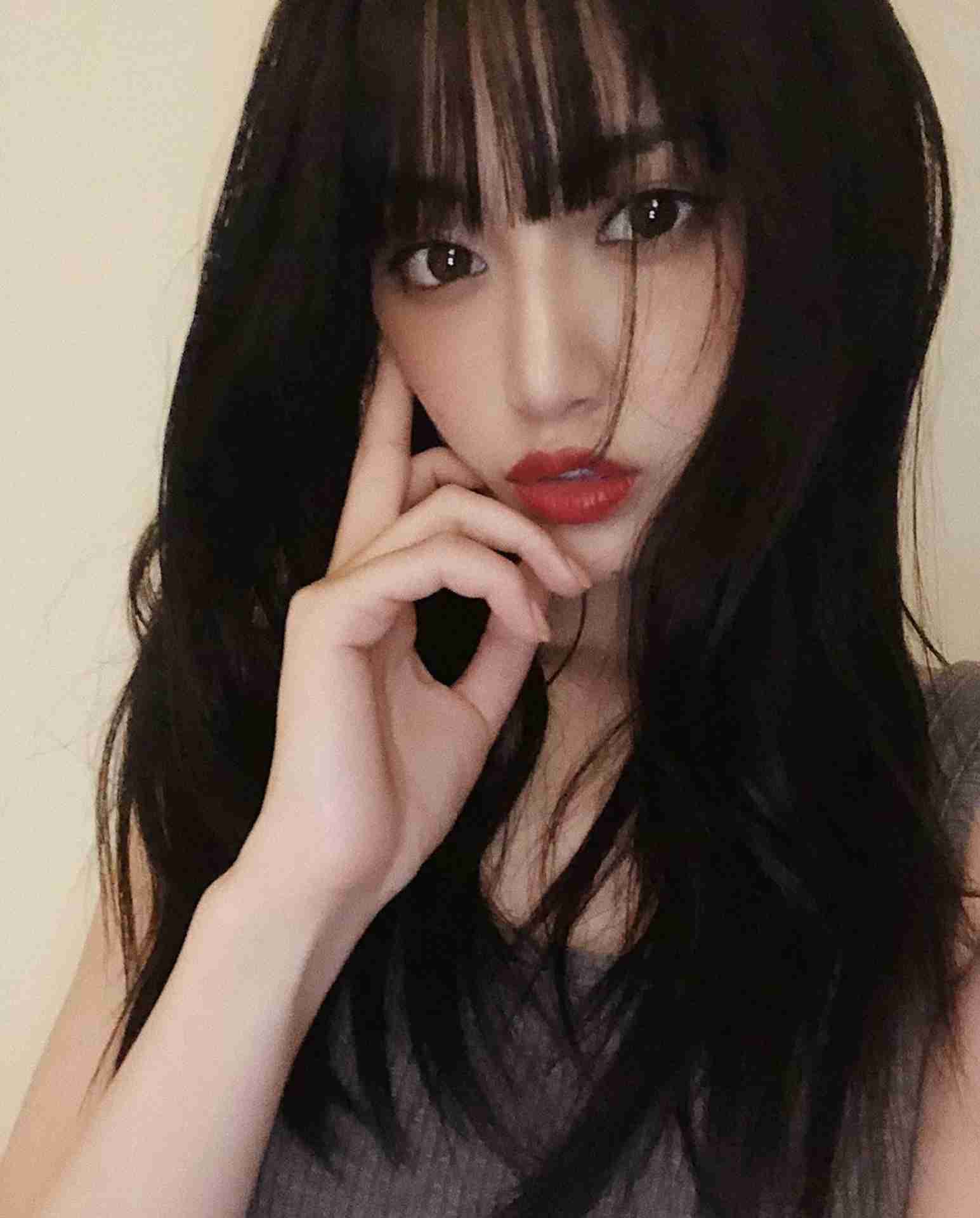 黒髪の前髪ぱっつん女性を貼るトピ