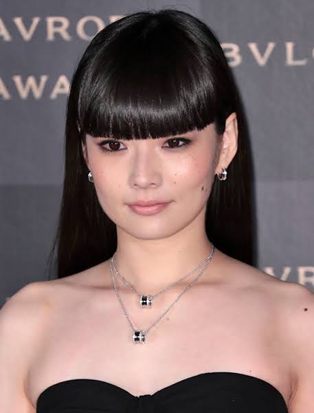 黒髪の前髪ぱっつん女性を貼るトピ