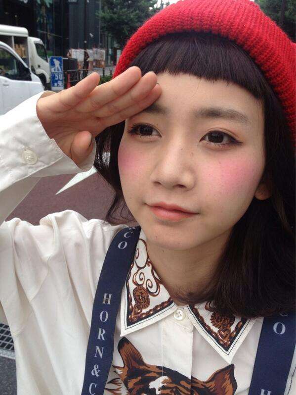 黒髪の前髪ぱっつん女性を貼るトピ