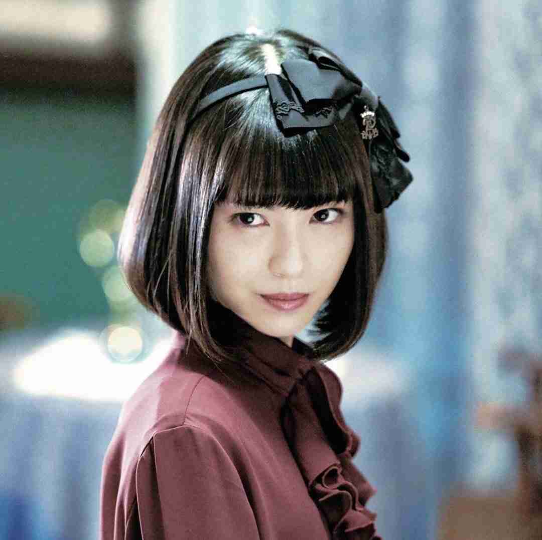 黒髪の前髪ぱっつん女性を貼るトピ